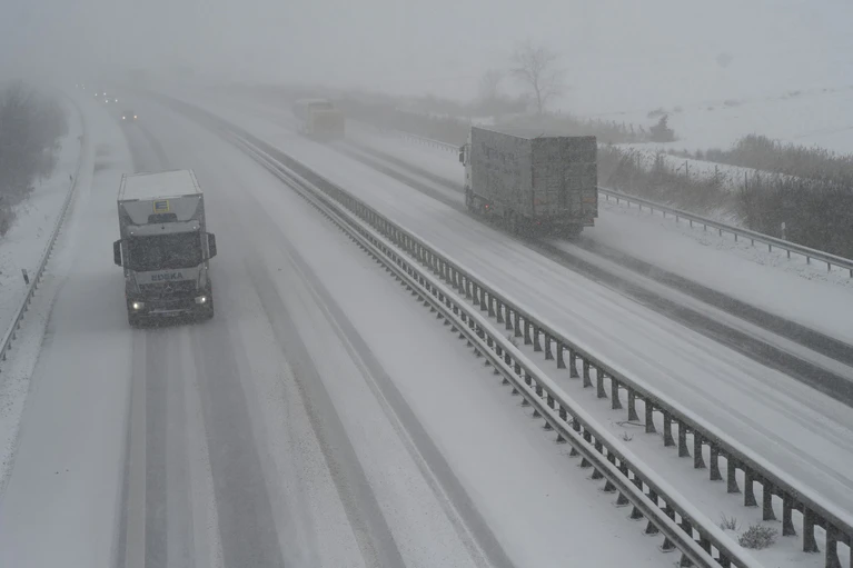 Auf der Autobahn 7 musste der Schnee geräumt werden. (Symbolbild) — © Lars Penning/dpa