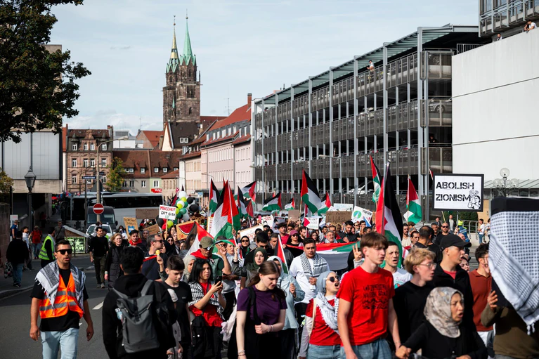 Auf einem der Schilder auf der propalästinensischen Demo steht «Abolish Zionism» («Abschaffung des Zionismus»). — © Daniel Vogl/dpa