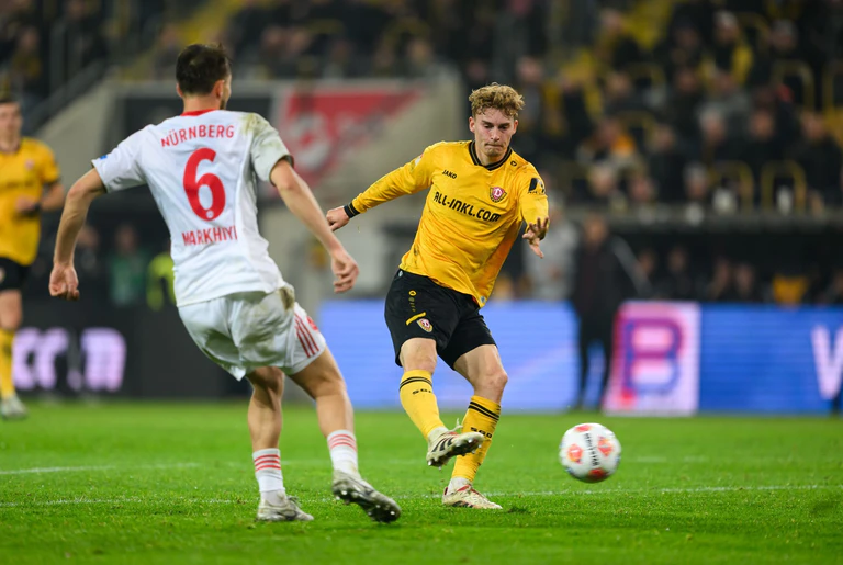 Dominik Kother (r, Dynamo Dresden) erzielt das Tor zum 1:1. — © Robert Michael/dpa