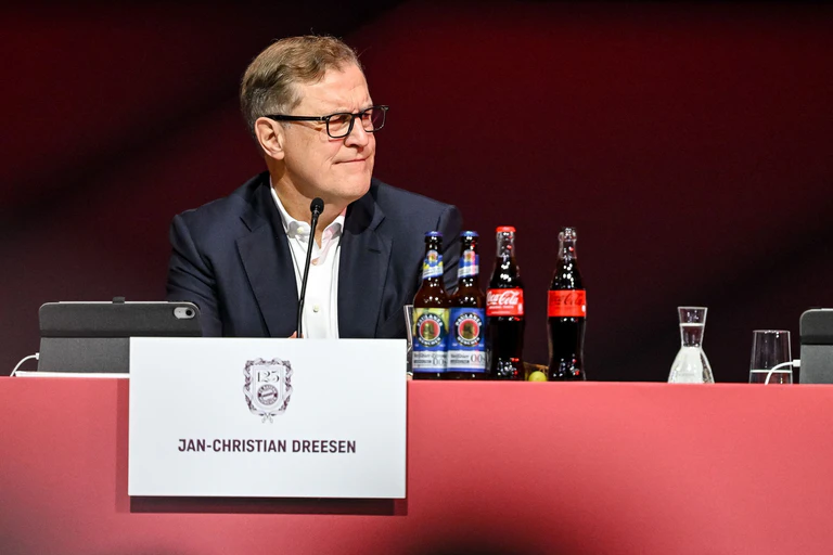 Äußert sich nach Kritik am Sponsor: Vorstandschef Jan-Christian Dreesen. — © Harry Langer/dpa