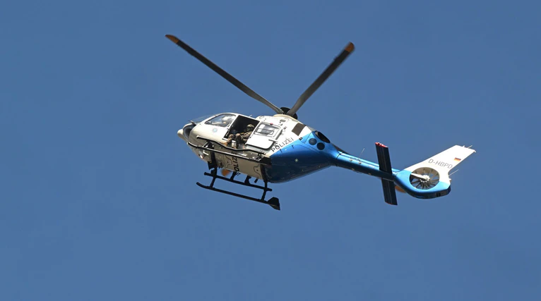 Mit einem Polizeihubschrauber suchten die Beamten nach dem Verdächtigen. (Archivbild) — © Felix Hörhager/dpa