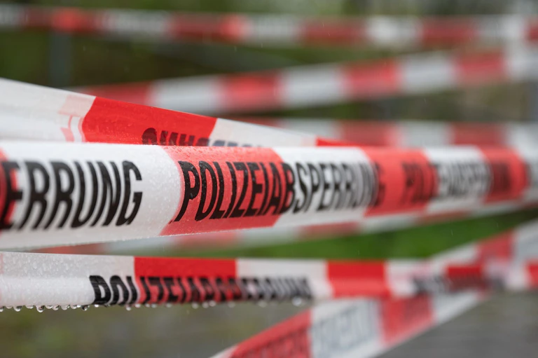 Die Polizei hatte den Fundort weiträumig abgesperrt und Spuren gesichert. (Symbolbild) — © Sebastian Kahnert/dpa