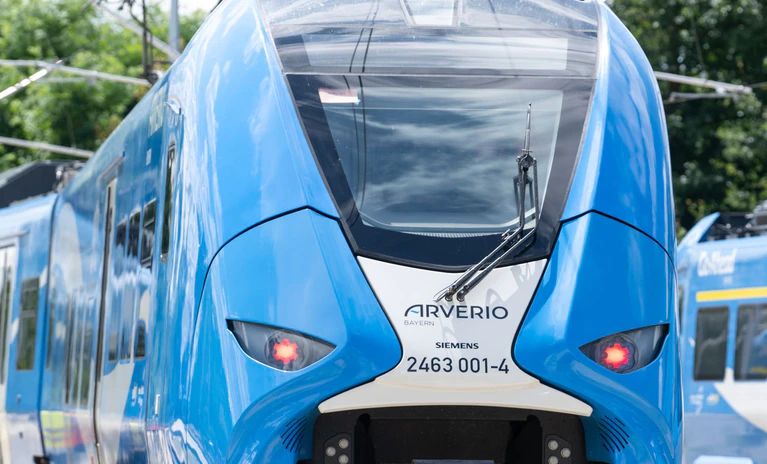 Das Bahnunternehmen Arverio fährt auf der Riesbahn-Strecke zwischen Bayern und Baden-Württemberg. Politiker kritisieren, dass das Bahnangebot auf der Riesbahn seit Jahren unzuverlässig sei. (Archivbild) — © Stefan Puchner/dpa