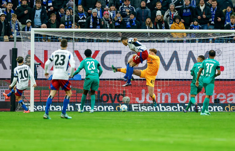 Mit seinem neunten Saisontor für den HSV zur Stelle: Davie Selke (M).  — © Axel Heimken/dpa
