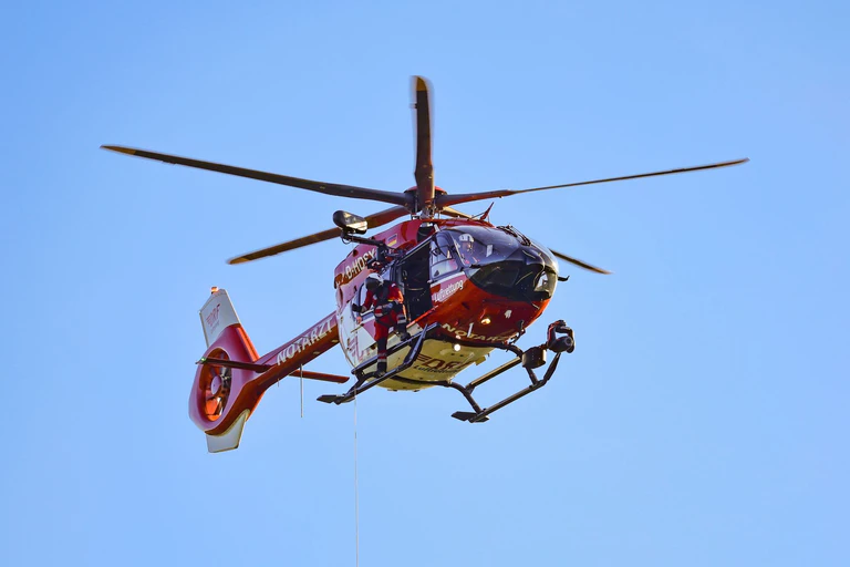 Ein Rettungshubschrauber brachte die schwer verletzten Insassen ins Krankenhaus. (Symbolbild) — © Christoph Reichwein/dpa