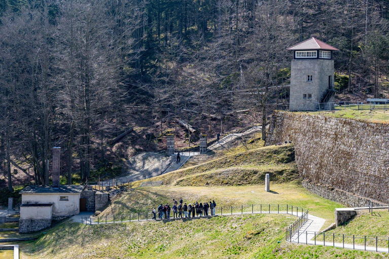 Erhalten geblieben sind das ehemalige Krematorium und ein Wachturm. (Archivfoto) — © Armin Weigel/dpa