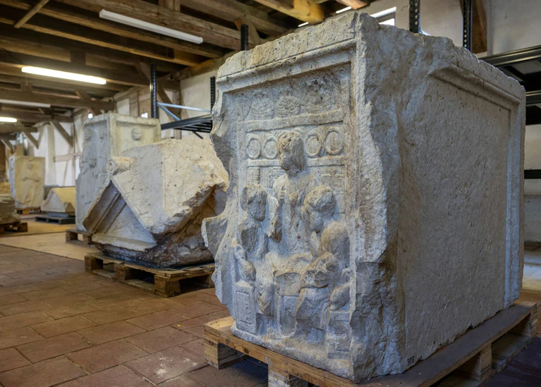 Ein römisches Grabrelief im Depot der Augsburger Stadtarchäologie. Mehrere dieser Denkmaler sollen Ende des Jahres bei einer großen Ausstellung in Rom präsentiert werden. (Archivbild) — © Stefan Puchner/dpa