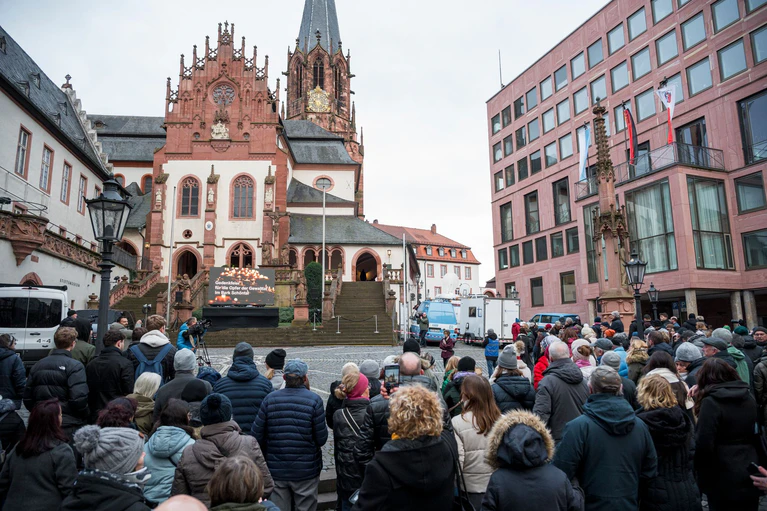 Gedenkgottesdienst für die Opfer der Messerattacke.  — © Daniel Vogl/dpa