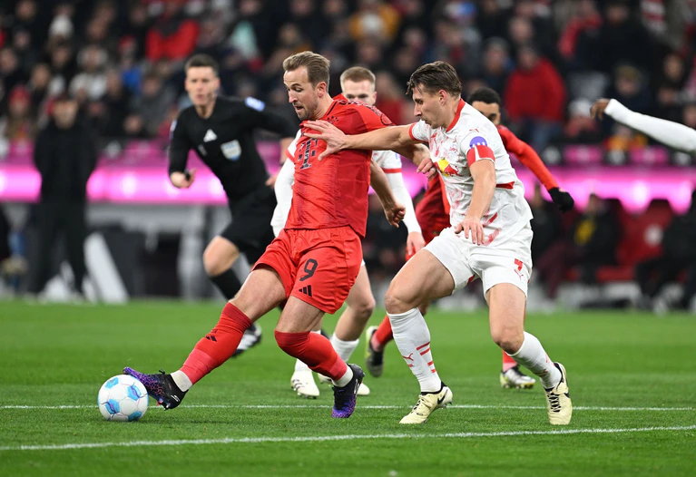 Mit der Rückkehr von Harry Kane (l) läuft der FC Bayern zu einer starken Offensivleistung auf. — © Sven Hoppe/dpa