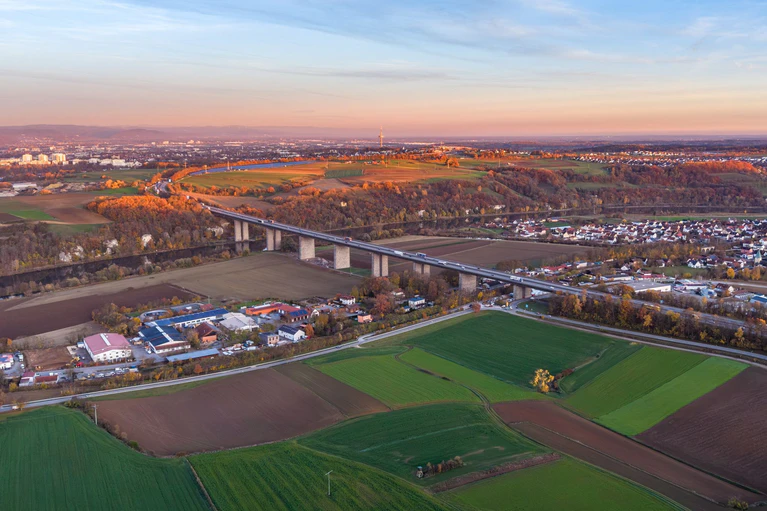 Eine Sperrung der Donaubrücke Sinzing könnte laut ADAC potenziell einen volkswirtschaftlichen Schaden von 75 Millionen Euro pro Jahr bringen. (Produktion) — © Armin Weigel/dpa