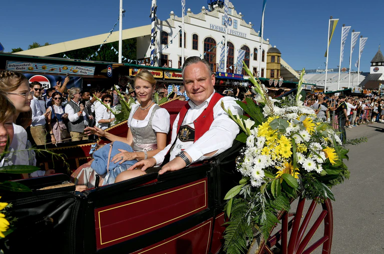 Wiesnchef Scharpf fährt beim Einzug der Festwirte in einer geschmückten Kutsche mit. — © Felix Hörhager/dpa