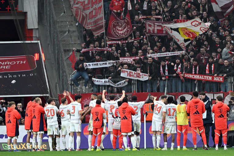 Die Spieler von Bayern München bejubelten das Remis in Leverkusen wie einen Sieg. — © Federico Gambarini/dpa