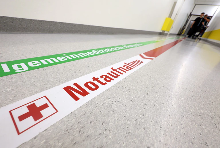 Die Bundesregierung will im Gesundheitswesen sparen, doch viele Kliniken schreiben schon seit Jahren Verluste. (Symbolbild) — © Karl-Josef Hildenbrand/dpa