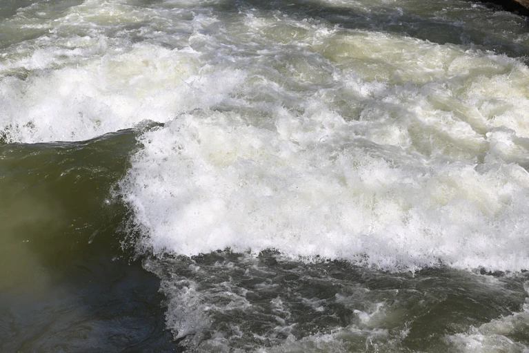 Weißwasser sprudelt am Ostermontag am Eisbach - eine Welle gibt es nicht. — © Felix Hörhager/dpa