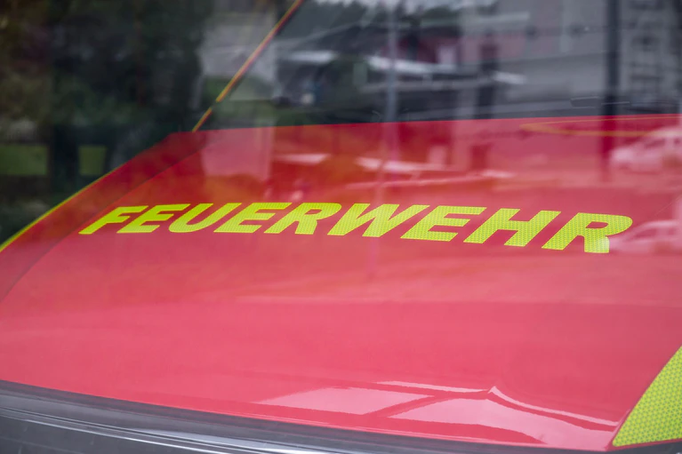 In Niederbayern geriet ein Schuppen in Brand, in dem Autos untergestellt waren. (Symbolbild) — © Daniel Vogl/dpa