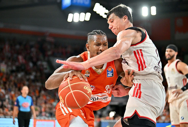 Ulms Karim Jallow (l.) im Duell mit Bayerns Vladimir Lucic. — © Jan-Philipp Strobel/dpa
