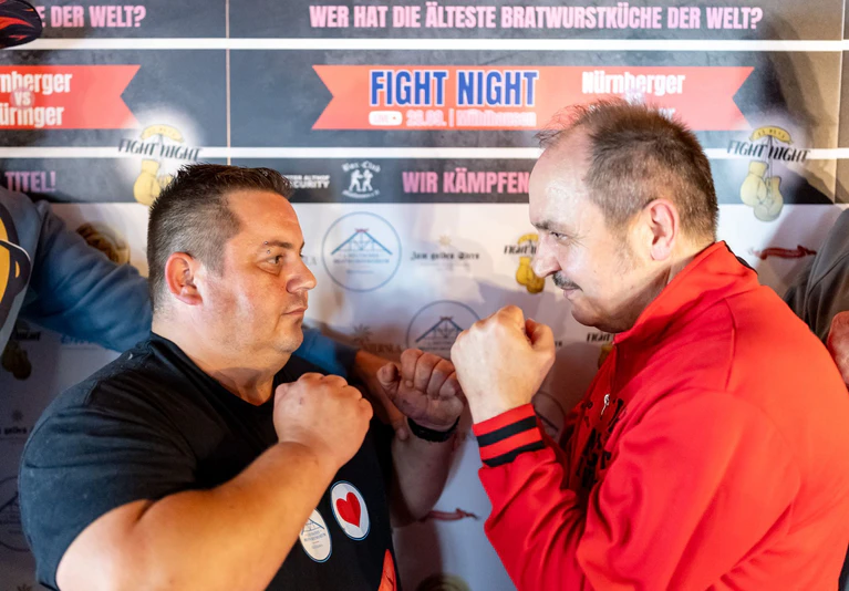 Sie wollen für den Bratwurst-Kampf in den Ring steigen: die Amateurboxer Hasan Arli und Kay Löwentraut. — © Daniel Karmann/dpa