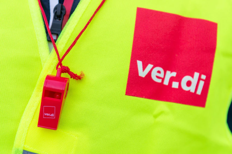 Die Gewerkschaft Verdi ruft zu Warnstreiks auf. (Archivbild) — © Christophe Gateau/dpa