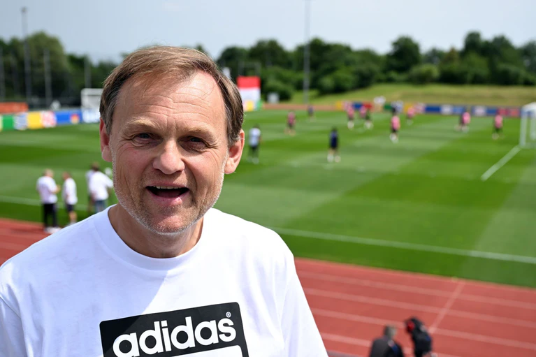 Adidas-Konzernchef Björn Gulden steht trotz guter Halbjahreszahlen unter Druck, weil die US-Zölle die Geschäfte belasten (Archivbild). — © Federico Gambarini/dpa