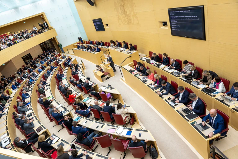 Die 203 Abgeordnete des Landtags erwartet zum 1. Juli eine Erhöhung ihrer Diäten um 4,1 Prozent. Anders als im Bundestag deutet nichts daraufhin, dass die Erhöhung abgesagt werden soll. (Archivbild) — © Peter Kneffel/dpa