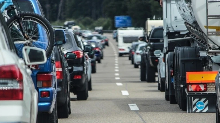 Stau, Verkehr, Autobahn, Rettungsgasse, Autos — © Bild von RettungsgasseJETZTde auf Pixabay