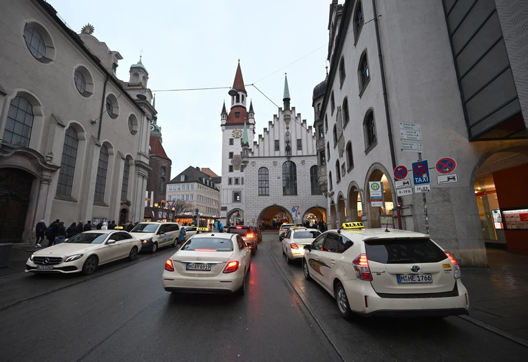Auch die Tarifstruktur der Taxis sollte Thema im Kreisverwaltungsausschuss sein. (Symbolbild) — © Felix Hörhager/dpa
