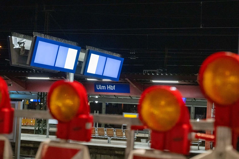 Der Fernverkehr wird umgeleitet. — © Stefan Puchner/dpa