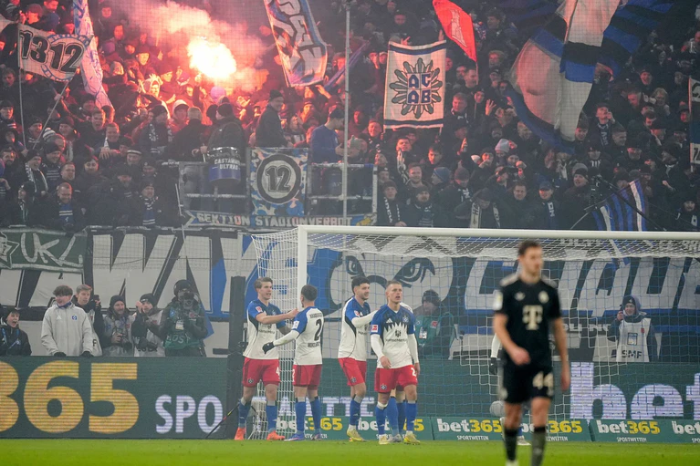 Gefeierter HSV-Mann Luka Vuskovic (l) nach seinem Tor zum 2:2. — © Marcus Brandt/dpa