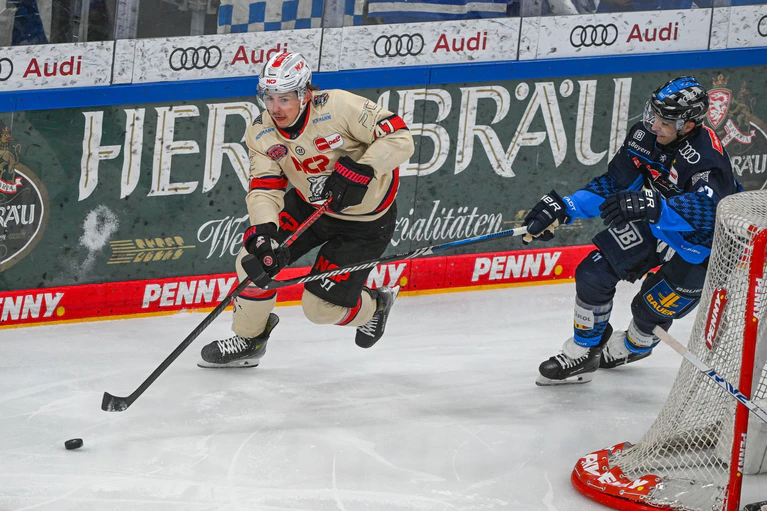 Owen Headrick spielt auch 2025/26 in Nürnberg. — © Armin Weigel/dpa