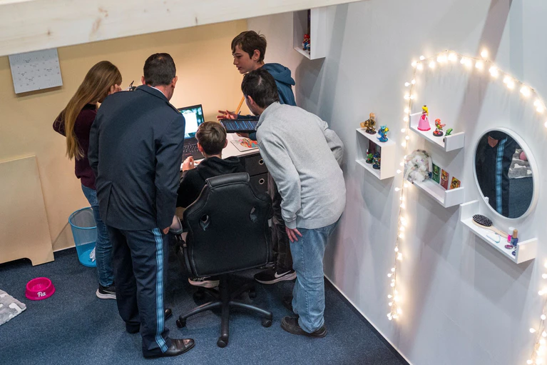  Im neuen Escape-Room sollen Jugendliche das Thema Cybersicherheit selbstständig, erkenntnisreich und mit Spaß erkunden können. — © Daniel Vogl/dpa