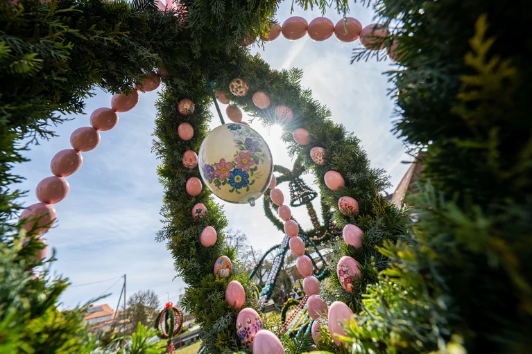 Der Osterbrunnen in Bieberbach gilt als einer der größten weltweit. — © Pia Bayer/dpa