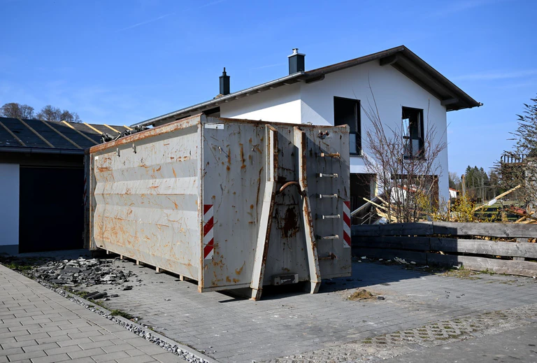 Der Container steht schon: Drei Häuser müssen abgerissen werden.  — © Sven Hoppe/dpa