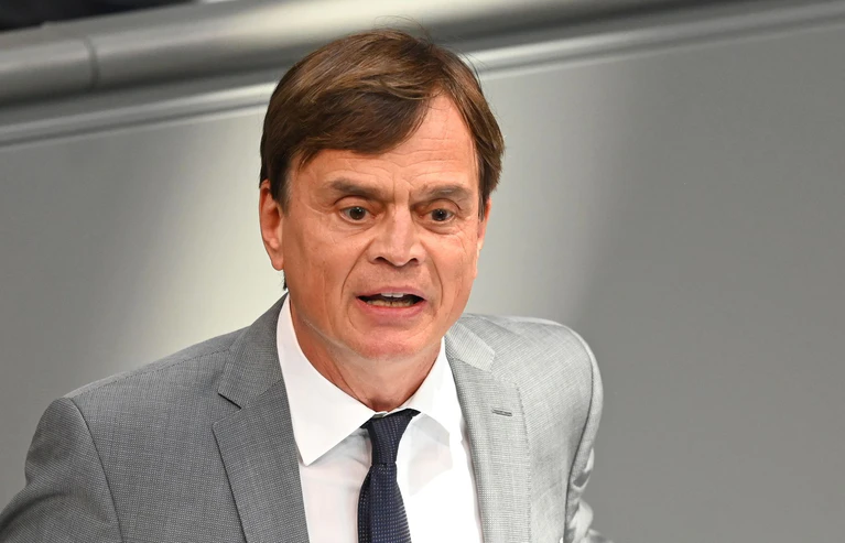 Weist Kritik aus der Union an der geplanten Russlandreise mehrerer AfD-Politiker zurück: AfD-Spitzenpolitiker Bernd Baumann. — © Elisa Schu/dpa