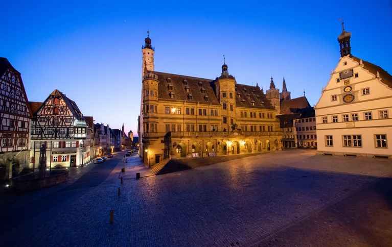 Im malerischen Rothenburg machte sich ein Kind so früh auf den Weg zur Schule, dass die Polizei einschreiten musste. (Symbolfoto) — © Daniel Karmann/dpa