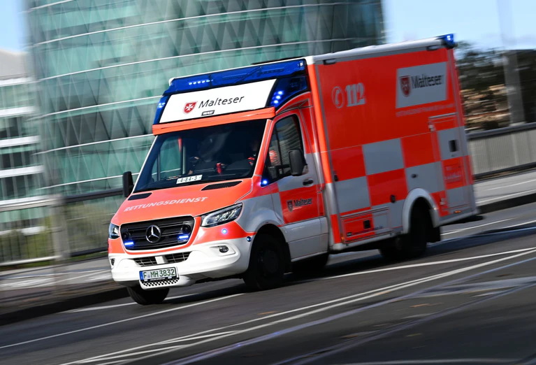 Nach einem Autounfall stirbt eine Frau in einer Klinik. (Symbolbild) — © Arne Dedert/dpa
