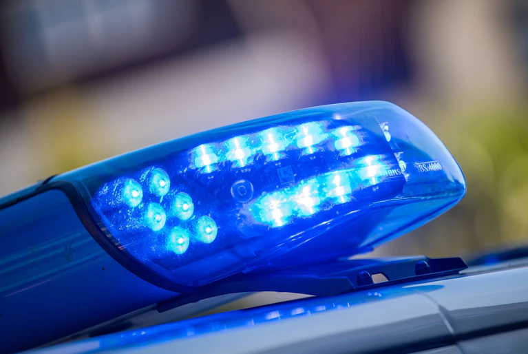 Die Polizei wurde nach dem Unfall durch einen Notruf alarmiert. (Symbolbild) — © Lino Mirgeler/dpa