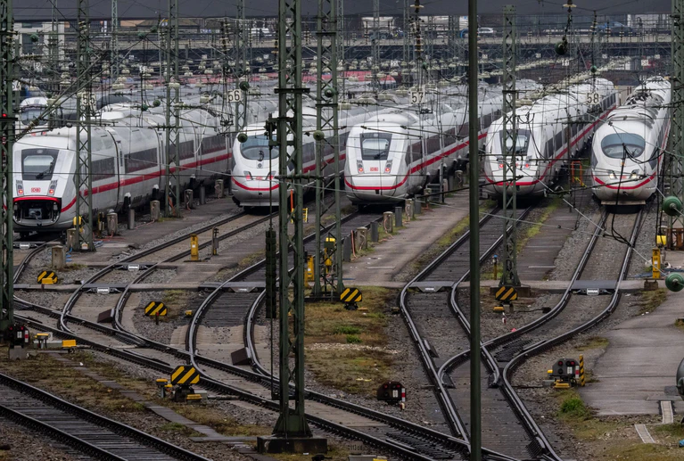 Die Bahn will zum Ferienauftakt laut einer Sprecherin «alles, was rollen kann», fahren lassen. (Archivbild) — © Peter Kneffel/dpa