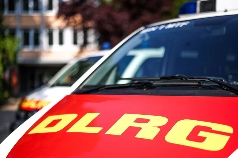 Taucher des DLRG halfen bei der Bergung des Wagens. (Symbolbild)  — © Christoph Reichwein/dpa