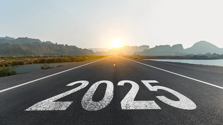 2025 Neujahr Jahreswechsel Silvester — © phakphum patjangkata / iStock