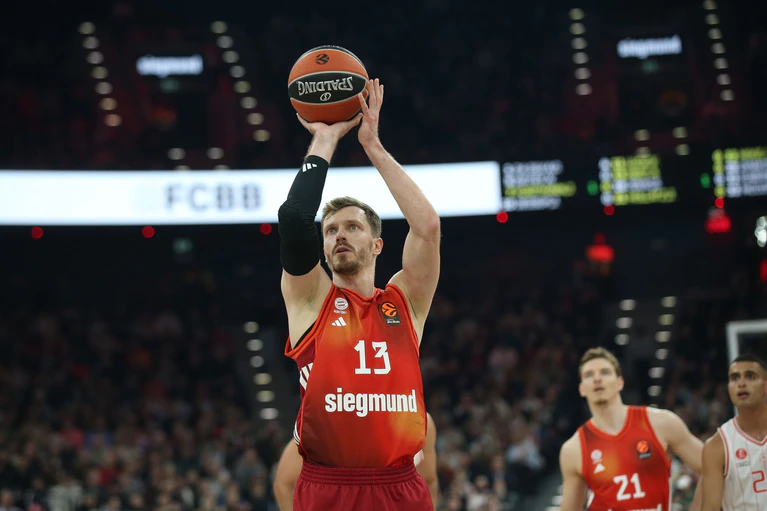 Europameister Andreas Obst kassierte mit den Bayern-Basketballern in der Euroleague die nächste Niederlage. — © Matthias Stickel/dpa