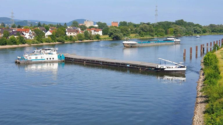 Die Einsatzkräfte versuchen, das festgefahrene Frachtschiff bei Regensburg zu bergen. — © Günter Hammer/Verkehrspolizeiinspektion Regensburg/dpa