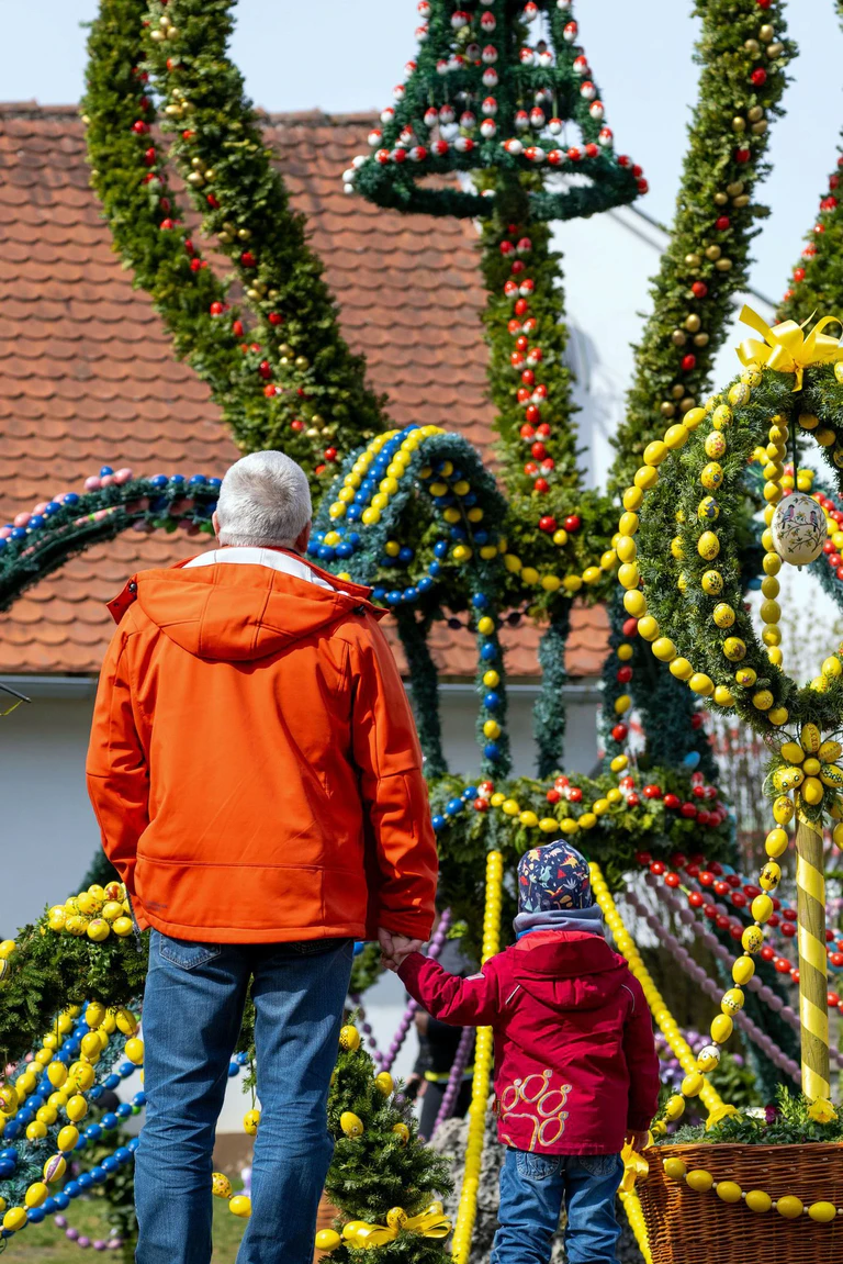 Jährlich zur Osterzeit werden in Franken die Brunnen mit bunten Eiern sowie weiteren Ostermotiven geschmückt und ziehen zahlreiche Schaulustige an. — © Pia Bayer/dpa
