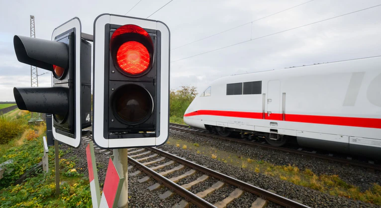 Die Bahnstrecke zwischen Nürnberg und Erfurt wurde gesperrt (Symbolbild).  — © Julian Stratenschulte/dpa