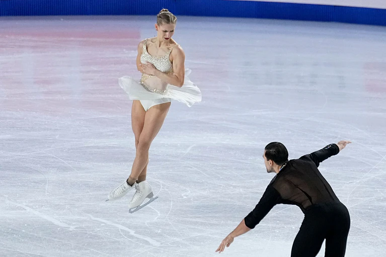 Minerva Hase (l) und Nikita Wolodin liegen bei der deutschen Meisterschaft in Oberstdorf nach dem Kurzprogramm in Führung. — © Laurent Cipriani/AP/dpa