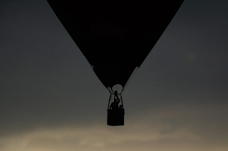 Der Ballon wurde in eine Stromleitung getrieben. (Symbolbild) — © Silas Stein/dpa