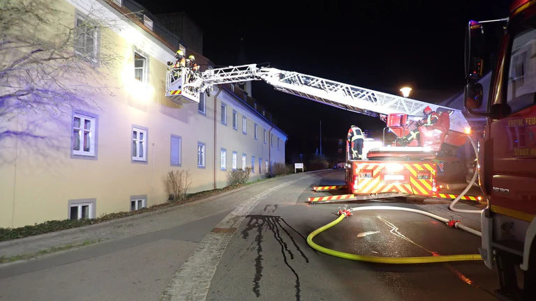 Nach Angaben der Feuerwehr mussten die Einsatzkräfte 63 Bewohnerinnen und Bewohner in Sicherheit bringen. — © -/Kreisbrandinspektion Cham/dpa