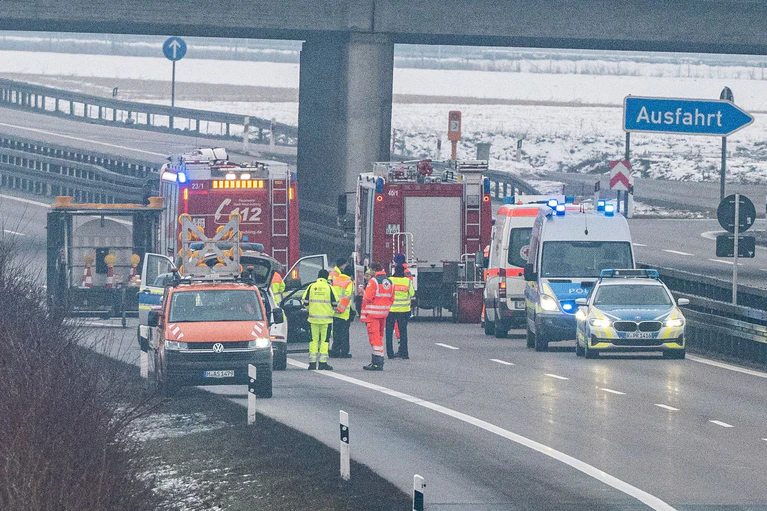 Der Fund auf der Autobahn hatte eine längere Komplettsperrung der Fernstraße zur Folge. (Archivbild) — © Armin Weigel/dpa