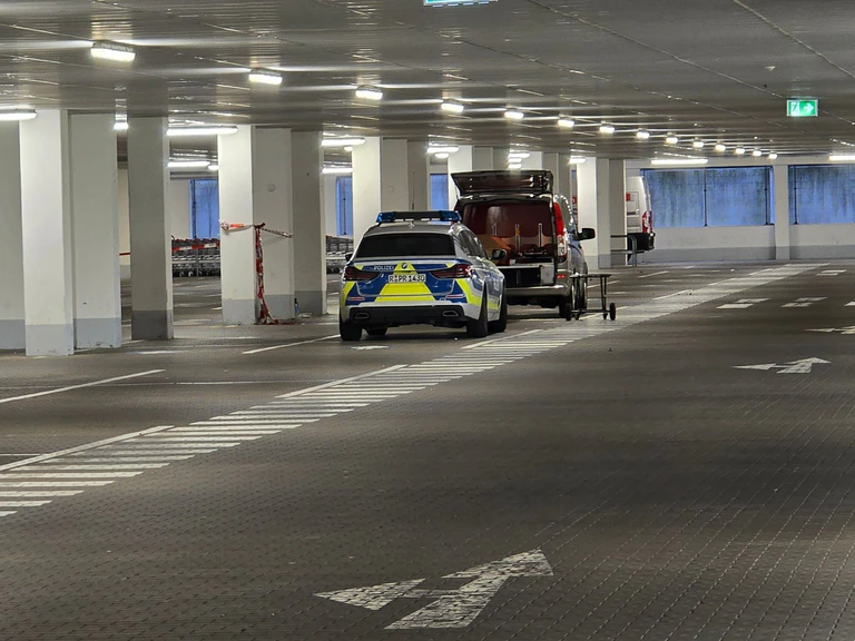 Passanten hatten sich wegen der eingeschlagenen Seitenscheibe des Autos bei der Polizei gemeldet. Eine Streife entdeckte dann die Tote im Kofferraum. (Archivfoto) — © Moller-Schuh/vifogra/dpa