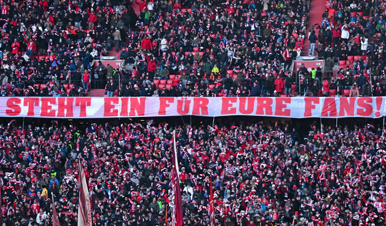 Ein Fan-Plakat in der Münchner Arena. — © Sven Hoppe/dpa