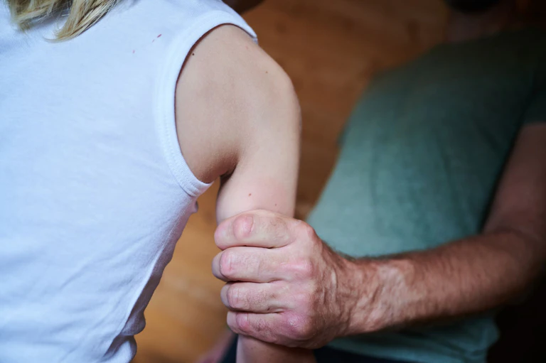Die neue Einrichtung soll eine Anlaufstelle für von Gewalt betroffene Kinder und Jugendliche sein. (Symbolbild) — © Annette Riedl/dpa
